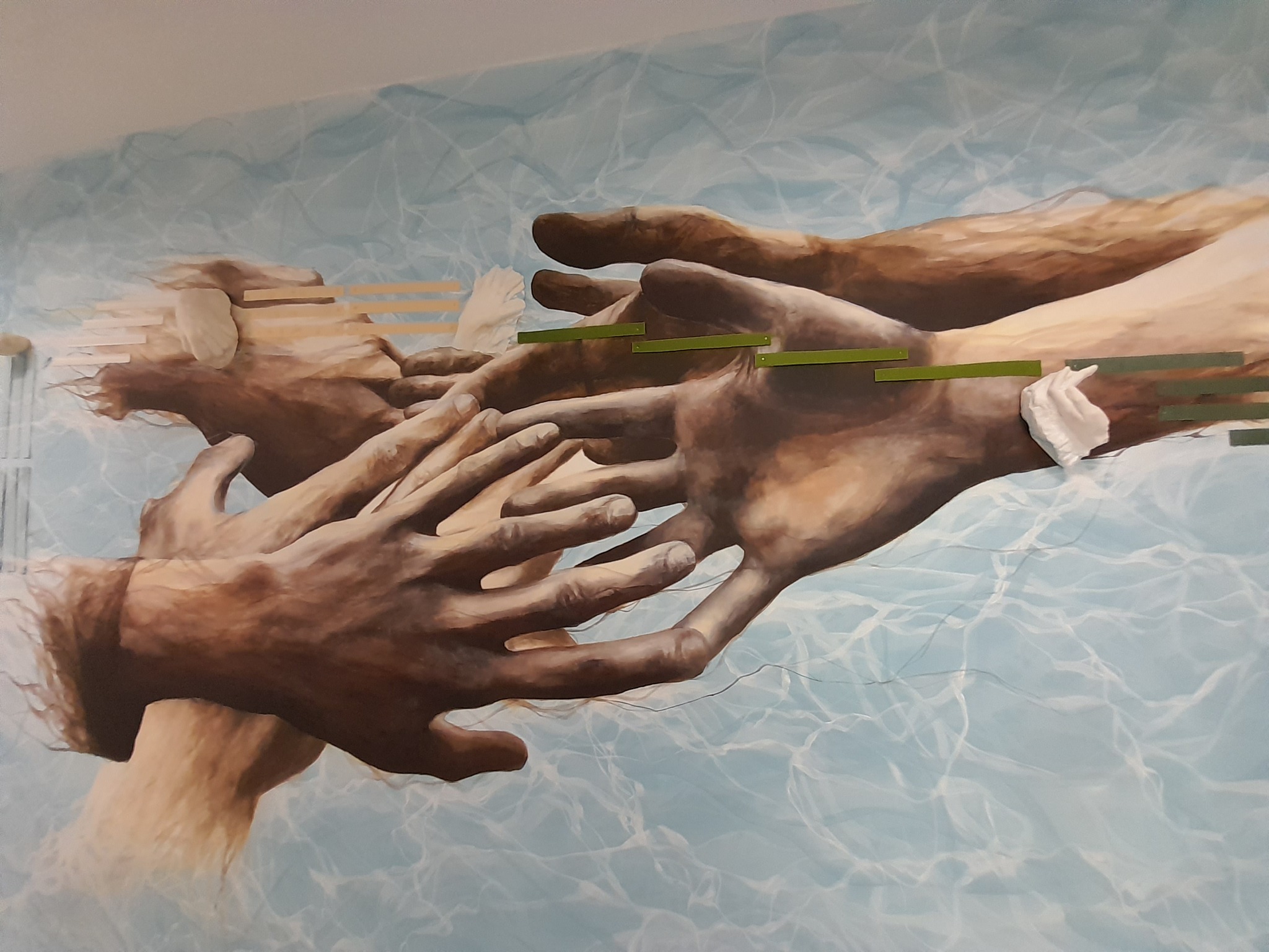 Mural s taktilnim elementima na zidu knjižnice